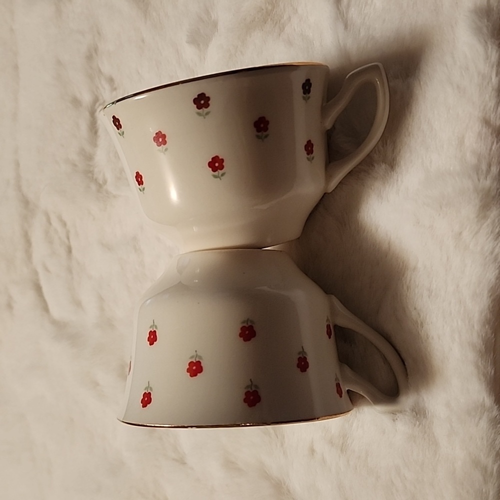 VINTAGE 🍵 TEACUPS FLOWERS DESIGNS / GOLD TRIM - Picture 3 of 4